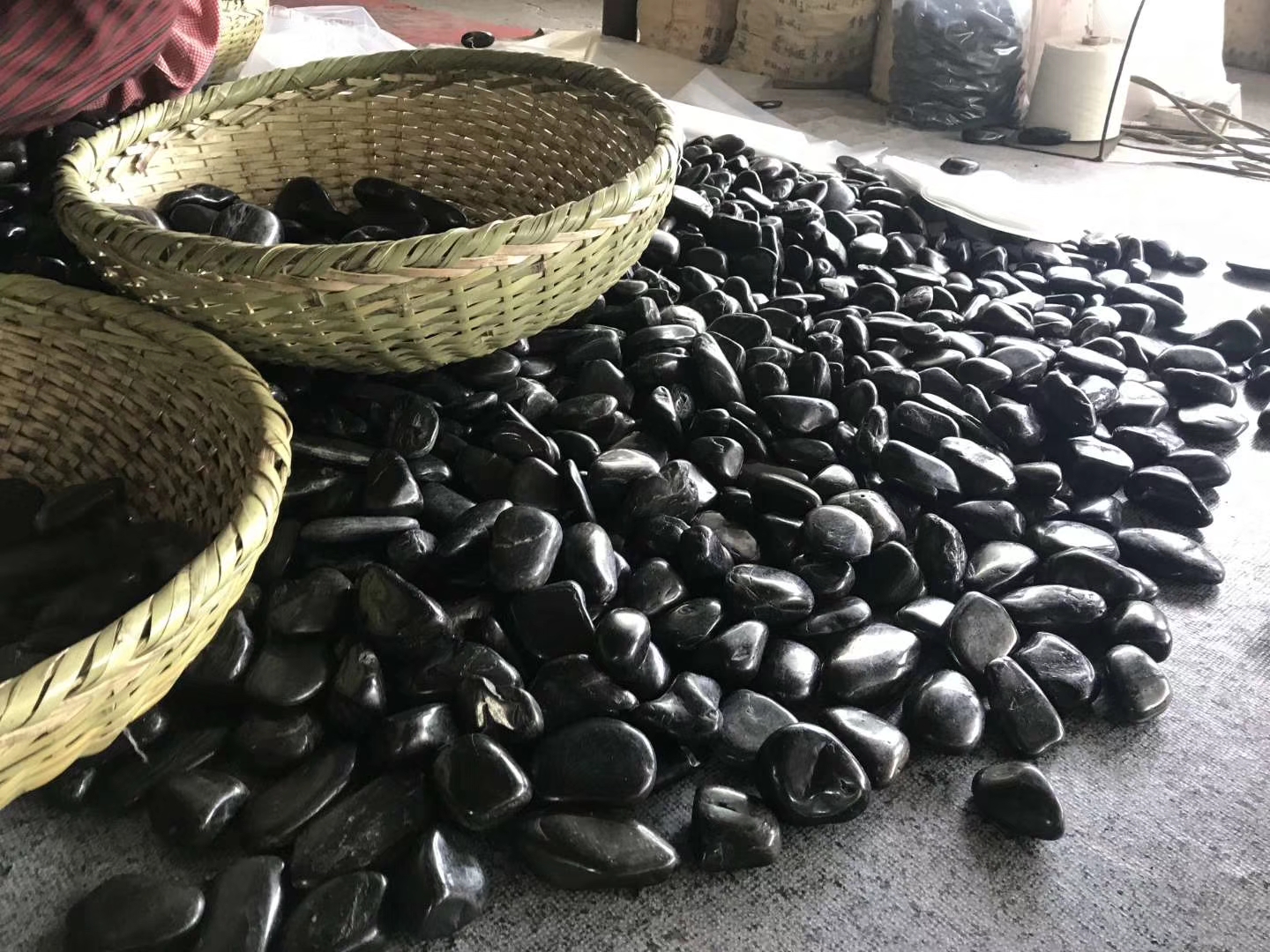 廠家直營 特級(jí)黑色拋光鵝卵石 園林配石