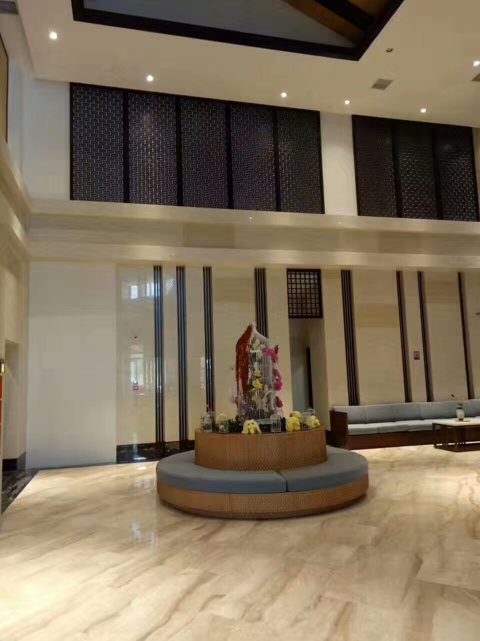 現(xiàn)代不銹鋼屏風隔斷墻酒店金屬玄關簡約中式客廳餐廳會所花格